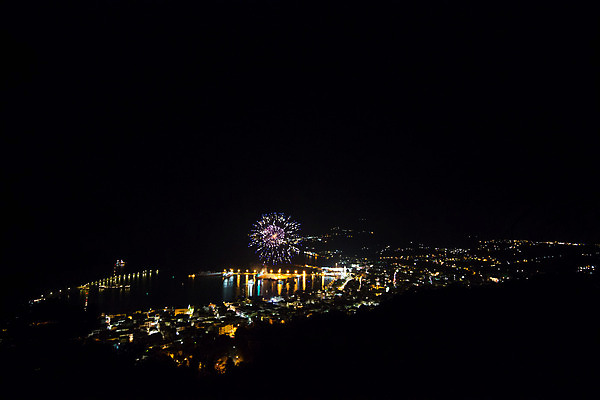 포토 JPG 해외이미지 야경 불꽃 불꽃놀이 사람없음 어둠 축하 그리스 포트 해외202004 해외포토 유럽 컨셉 놀이 불 야간 파일형식 풍경_경치 이미지허브