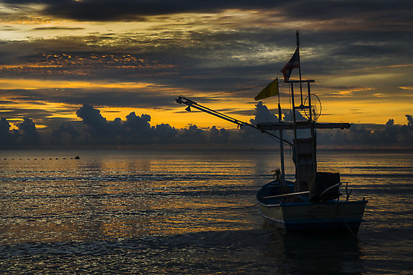 포토 JPG 해외이미지 파도 바다 여행 태국 자연 벽지 하늘 낚시 파노라마 풍경 사람없음 가로 물 여름 파란색 햇빛 태양 반사 노란색 여행객 일몰 업무 어선 오세아니아 수평선 해외202004 해외포토 자연요소 계절 나라 아시아 컬러 배_교통 레저 촬영기법 사람 노을 작업 생태계 파일형식 이미지허브