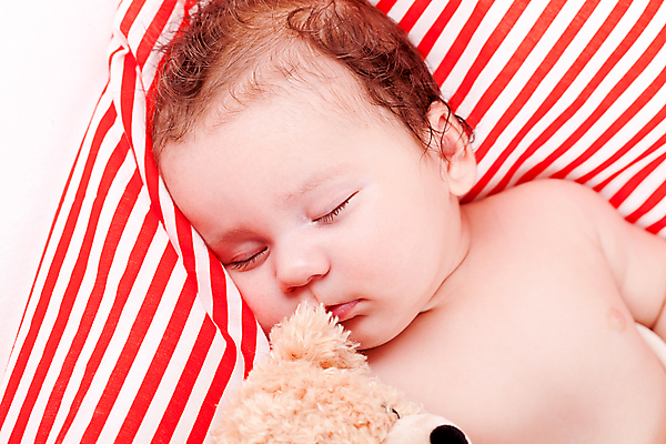 포토 JPG 해외이미지 백인 얼굴 가족 한명 상반신 앞모습 빨간색 줄무늬 흰색 아기 잠 담요 아기만 해외202004 해외포토 서양인 1 뷰포인트 컬러 무늬 관계 사람 신체부위 파일형식 이미지허브