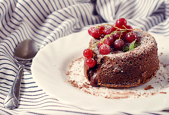 포토 JPG 해외이미지 접시 실내 사람없음 숟가락 식탁보 달콤 레드커런트 슈가파우더 커런트 해외202004 퐁당오쇼콜라 해외포토 식기 열매 디저트 수저 내부 맛 파일형식 이미지허브