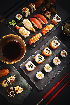 포토 JPG 해외이미지 젓가락 검은배경 실내 사람없음 초밥 간장 종지 김초밥 모듬초밥 돌판 롤스시 새우초밥 세트메뉴 연어초밥 일본음식 해외202004 참치초밥 해외포토 그릇 음식 백그라운드 새우 수저 내부 검은색 돌_바위 양념 메뉴 연어 모듬 파일형식 이미지허브
