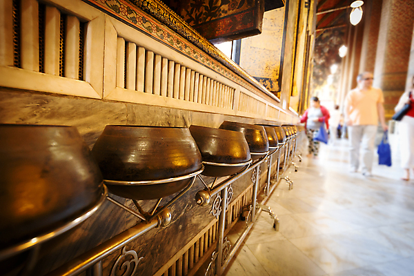 포토 JPG 해외이미지 디자인 종교 길 선 벽 돈 태국 추상 선반 사람 사람없음 노란색 교회 금속 동전 산책 사찰 항아리 원형 사발 황금 떨어짐 냄비 컨테이너 승려 배열 철 주기 일반 기부 방법 블러 숭배 신발장 철강 존경 해외202004 해외포토 도형 산업 아시아 컬러 가구 컨셉 무늬 종교건축 모션 재질 휴식 건물 도자기 사기그릇 재산 솥 성직자 파일형식 이미지허브