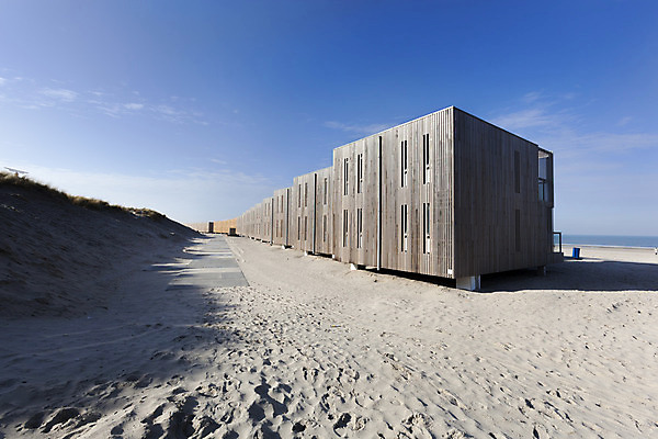 포토 JPG 해외이미지 디자인 도로 모래 바다 건축양식 휴가 거리 아파트 주택 풍경 사람없음 목재 침묵 모래언덕 네덜란드 일렬 해외202004 해외포토 나무 건축 유럽 길 재료 교통시설 건물 소리 언덕 파일형식 이미지허브