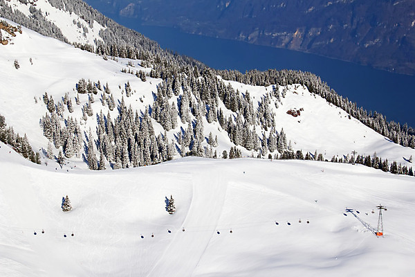 포토 JPG 해외이미지 계절 유럽 스포츠 여행 겨울 자연 하늘 휴가 스키 휴식 산 파노라마 풍경 경사 사람없음 야외 파란색 평화 냉동 얼음 침묵 추위 흰색 스노우보드 가루 고도 스위스 휴양지 알프스 선로 절정 눈내림 해외202004 해외포토 자연요소 나라 컬러 컨셉 겨울스포츠 눈_날씨 촬영기법 소리 장소 보드_스포츠 생태계 파일형식 이미지허브