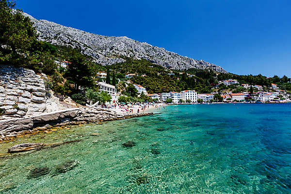 포토 JPG 해외이미지 나무 유럽 모래 바다 여행 하늘색 백그라운드 자연 휴가 산 주택 그림자 사람 풍경 사람없음 건물 초록색 물 여름 파란색 도시풍경 맑음 수영 침묵 조약돌 바위 만 투명 보트 지중해 휴양지 타운 크로아티아 다리찢기 석호 발칸반도 터키석 해외202004 해외포토 자연요소 식물 건축물 계절 나라 컬러 배_교통 모션 날씨 소리 장소 돌_바위 수상스포츠 도시 보석 생태계 파일형식 이미지허브