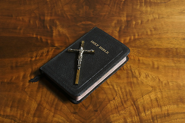 포토 JPG 해외이미지 아이콘 전통 기독교 종교 십자가 사람없음 목재 책 믿음 검은색 성경 수확 골동품 기도 예수 영혼 역사 황금 가죽 심볼 읽기 묘사 신성 고립 숭배 신앙심 옛날 해외202004 해외포토 나무 감정 컬러 농업 재료 종교용품 모션 신_종교 파일형식 이미지허브