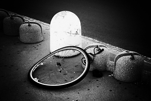 포토 JPG 해외이미지 디자인 벽 의자 날씨 벽돌 거리 사람없음 빨간색 금속 자전거 손상 회색 수확 바위 도시 바퀴 승차 절도 왼쪽 버리기 타일 부식 복고 순환 잠금 시멘트 시들음 한조각 구식 그런지 깨짐 신발장 썩음 옛날 철강 해외202004 해외포토 1 컬러 가구 컨셉 농업 모션 재질 바이크 돌_바위 범죄 방향 보안 파일형식 이미지허브