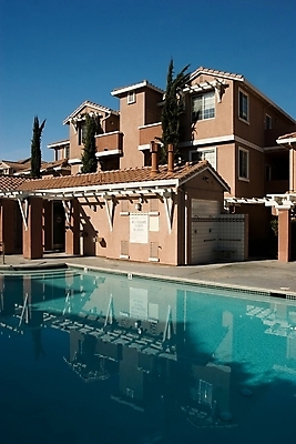 포토 JPG 해외이미지 외관 벽 여행 오렌지 건축양식 창문 하늘 지붕 새로움 아파트 주택 사람없음 건물 파란색 컬러풀 블록 발코니 도시 재산 플랫 고급 휴양지 콘도 리빙 대여 렌탈 복잡 진짜 해외202004 해외포토 건축물 건축 컬러 컨셉 과일 숙소 금융 장소 파일형식 이미지허브