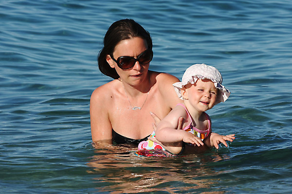 포토 JPG 해외이미지 백인 라이프스타일 딸 행복 바다 놀이 엄마 휴가 건강 미소 두명 여름 비키니 운동 수영 아기 가르침 휴양지 역동적 헬프 해외202004 해외포토 서양인 계절 교육 수영복 감정 컨셉 가족 표정 사람 생활 장소 수상스포츠 도움 파일형식 이미지허브