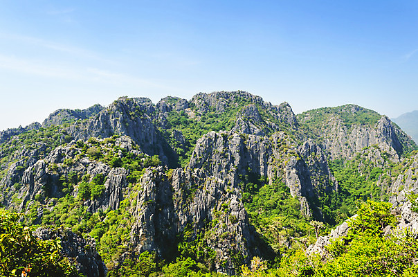 포토 JPG 해외이미지 식물 구름 공원 아시아 여행 태국 자연 하늘 산 풍경 사람없음 야외 초록색 하이킹 바위 황무지 정상 숲 언덕 장면 내추럴 산악지대 석회암 울퉁불퉁 전국 절정 해외202004 해외포토 자연요소 공공시설 나라 컬러 레저 암석 돌_바위 생태계 파일형식 이미지허브