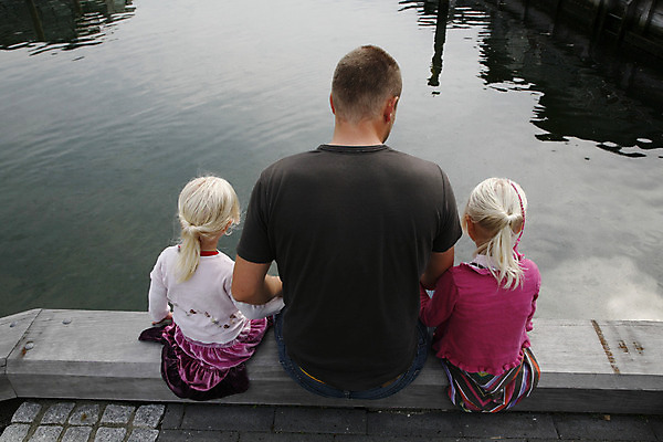 포토 JPG 해외이미지 딸 행복 가족 관계 함께함 덴마크 3 사람 앉기 소녀 사람없음 야외 가로 물 여름 햇빛 항구 아빠 주말 해외202004 해외포토 자연요소 계절 여자 감정 어린이 컨셉 교통시설 모션 북유럽 태양 파일형식 이미지허브