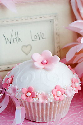 포토 JPG 해외이미지 기념일 꽃 음식 분홍색 발렌타인데이 선물 사랑 사람없음 케이크 쪽지 흰색 기록 생일 화려 메시지 달콤 컵케이크 굽기 반투명 어머니의날 프로스팅 해외202004 해외포토 식물 감정 컬러 컨셉 데이이벤트 디저트 이벤트 맛 구이 제빵 미국문화 파일형식 이미지허브