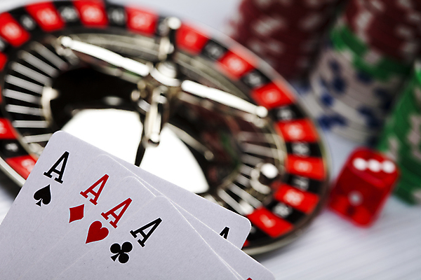 포토 JPG 해외이미지 실내 사람없음 아웃포커스 쌓기 트럼프 포커칩 도박 카지노 주사위 흰배경 룰렛 겜블 해외202004 해외포토 백그라운드 모션 촬영기법 내부 놀이용품 게임 흰색 포커 파일형식 이미지허브