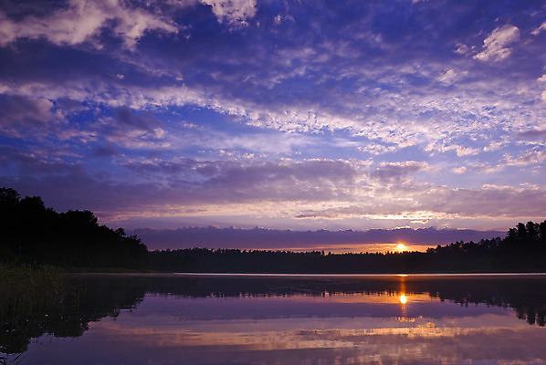 포토 JPG 해외이미지 나무 구름 실루엣 유럽 호수 자연 하늘 아침 날씨 풍경 사람없음 물 여름 파란색 빛 햇빛 태양 반사 노란색 평화 일출 침묵 황혼 일몰 새벽 숲 흐림 폴란드 웅장함 수평선 해외202004 해외포토 주간 자연요소 식물 계절 나라 컬러 컨셉 촬영기법 노을 소리 생태계 파일형식 이미지허브