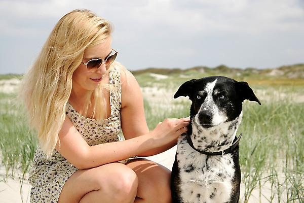 포토 JPG 해외이미지 동물 드레스 안경 여유 모래 바다 포즈 이동 신체 발 자연 하늘 휴가 휴식 한명 반려동물 금발 선글라스 달리기 태양 기쁨 개 모래언덕 알래스카 거짓말 발트해 보호구역 양발 해외202004 해외포토 자연요소 1 헤어스타일 잡화 옷 감정 컨셉 포유류 모션 북유럽 사람 신체부위 미국 언덕 생태계 구역 파일형식 이미지허브