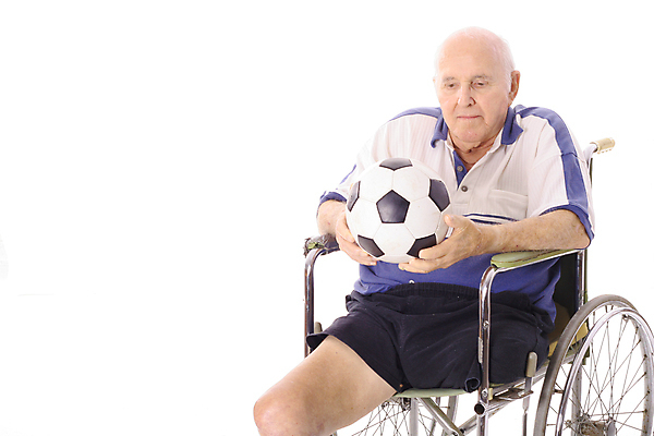 포토 JPG 해외이미지 할아버지 노년 남자 행복 스포츠 의자 축구공 공 관계 놀이 남편 건강 사랑 한명 미소 사람 성인 축구 고통 게임 흰색 바퀴 원형 가죽 장애인 은퇴 휠체어 안락의자 보험 장애 고립 돌봄 옛날 헬프 해외202004 해외포토 도형 1 감정 컬러 가구 축구용품 모션 표정 구기 도움 파일형식 이미지허브