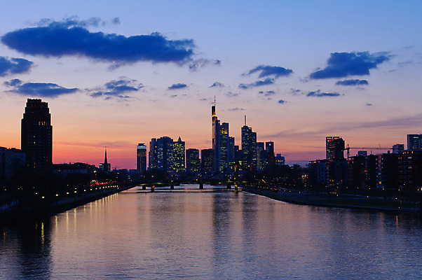 포토 JPG 해외이미지 전등 사람없음 강 고층빌딩 황혼 일몰 새벽 도시 야간 저녁 메인 네온 스카이라인 빛망울 프랑크푸르트 해외202004 해외포토 자연요소 조명 독일 빌딩 빛 노을 파일형식 이미지허브