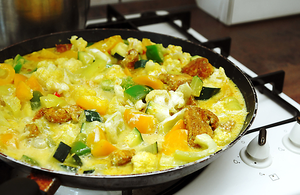 포토 JPG 해외이미지 접시 채소 태국 피망 주택 건강 육류 요리 동양인 사람없음 초록색 노란색 주방 식당 저녁식사 치킨 튀김 신선 레인지 뜨거움 맛 인도인 먹기 준비 칼로리 후추 카레 성분 점심식사 주키니 주키니호박 핸드메이드 해외202004 해외포토 외국인 식기 아시아 음식 컬러 컨셉 식재료 모션 인종 건물 상점 식사 가전제품 향신료 닭고기요리 파일형식 이미지허브