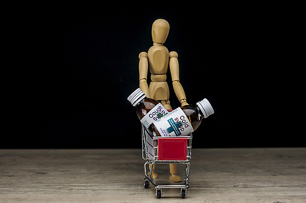 포토 JPG 해외이미지 겨울 비즈니스 건강 사람 사람없음 쇼핑 알약 약 상점 고통 추위 의사 도움 바이러스 구매 질병 약국 고객 감염 처방 소매 조제 돌봄 마약 약사 헬프 해외202004 해외포토 계절 감정 컨셉 의학 모션 의료진 만들기 파일형식 이미지허브