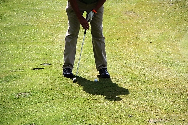 포토 JPG 해외이미지 백인 옷 밭 골프 그림자 사람 잔디 성인 사람없음 초록색 장비 시간 골퍼 그늘 강의 집중 그네 클럽 길이 때리기 무료 평야 플레이어 혼자 해외202004 해외포토 서양인 식물 컬러 컨셉 농업 모션 자연 운동선수 구기 파일형식 이미지허브