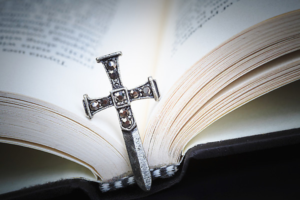 포토 JPG 해외이미지 전통 기독교 종교 줄 십자가 목걸이 부활절 사람없음 목재 책 빨간색 스터디 독서 갈색 검은색 성경 덮개 기도 예수 영혼 황금 닫기 작음 가죽 심볼 묘사 심플 신성 신앙심 옛날 팬던트 해외202004 해외포토 나무 기념일 컬러 재료 장신구 종교용품 모션 학습 뚜껑 신_종교 크기 파일형식 이미지허브