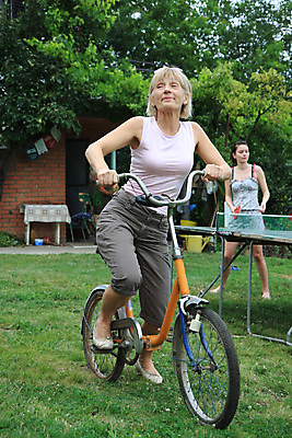 포토 JPG 해외이미지 라이프스타일 스포츠 모션 자연 놀이 휴가 기술 건강 한명 웃음 사람 야외 자전거 승차 복고 구식 해외202004 해외포토 1 표정 생활 바이크 생태계 파일형식 이미지허브
