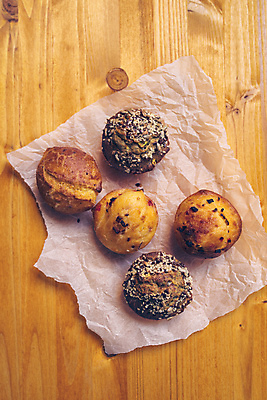 포토 JPG 해외이미지 전통 음식 다이어트 탁자 파프리카 건강 옥수수 요리 사람없음 목재 빵집 시골 신선 맛 아침식사 컵케이크 굽기 향수 햄 브런치 머핀 녹말 발칸반도 짠맛 핸드메이드 해외202004 해외포토 나무 빵 가구 컨셉 채소 재료 곡류 육류 케이크 상점 식사 화장품 구이 파일형식 이미지허브