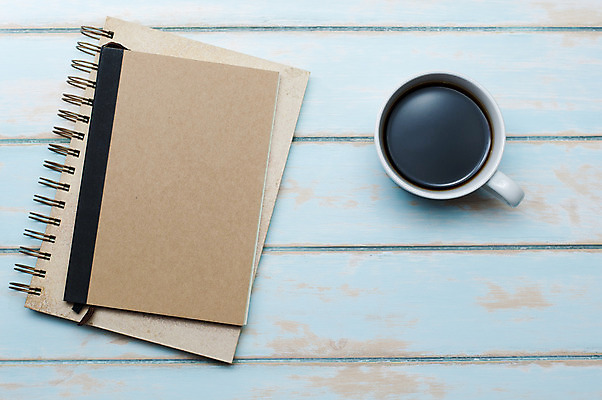 포토 JPG 해외이미지 템플릿 디자인 교육 커피 백그라운드 비즈니스 탁자 휴식 사람없음 목재 책 컵 파란색 다이어리 검은색 공백 덮개 흰색 오브젝트 질감 페이지 해외202004 해외포토 나무 식기 음료 컬러 가구 컨셉 재료 사무용품 뚜껑 파일형식 이미지허브