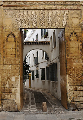 포토 JPG 해외이미지 유럽 도로 벽 창문 벽돌 거리 프레임 사람없음 건물 목재 장식 갈색 문 흰색 기둥 도시 스페인 아치 좁은 타운 스페인어 안달루시아 옛날 해외202004 해외포토 나무 건축물 건축 나라 길 컬러 재료 교통시설 파일형식 이미지허브