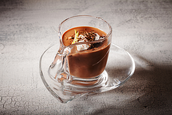 포토 JPG 해외이미지 스튜디오촬영 음식 탁자 디저트 사람없음 컵 가로 갈색 초콜릿 숟가락 식사 어둠 사발 달콤 매끈함 크림 충동구매 무스 부스러기 휘핑크림 해외202004 해외포토 식기 컬러 가구 수저 실내 쇼핑 감각 사기그릇 맛 과소비 휘핑 파일형식 이미지허브