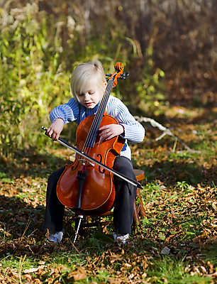 포토 JPG 해외이미지 주간 전신 남자 어린이 음악 연주 한명 앉기 소년 야외 앞모습 아웃포커스 첼로 첼리스트 소년한명만 해외202004 해외포토 자연요소 1 뷰포인트 모션 문화예술 촬영기법 사람 연주자 남자한명만 소년만 파일형식 찰현악기 이미지허브