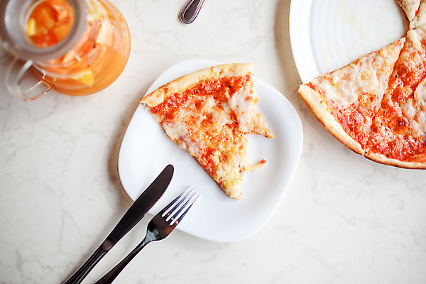 포토 JPG 해외이미지 전통 접시 음식 조각 백그라운드 포크 토마토 오렌지 부분 탁자 치즈 피자 요리 사람없음 빨간색 식당 식사 저녁식사 이탈리아 껍질 흰색 기구 원형 칼 맛 폐기물 자르기 굽기 먹기 오브젝트 속도 싱글 매움 반죽 점심식사 모짜렐라치즈 페퍼로니 피자집 해로움 해외202004 해외포토 도형 식기 유럽 컬러 가구 컨셉 채소 과일 모션 유제품 패스트푸드 서양음식 상점 소시지 쓰레기 구이 파일형식 이미지허브