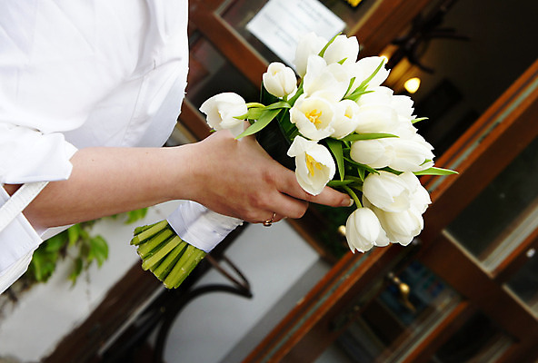 포토 JPG 해외이미지 손 꽃잎 꽃 꽃다발 결혼 목걸이 결혼식 휴가 기념 사랑 이벤트 사람없음 장식 초록색 빛 요식업 축제 희망 튤립 흰색 축하 화려 고급 보석 배열 묘사 준비 기회 베일 해외202004 해외포토 식물 감정 산업 컬러 컨셉 장신구 신체부위 광석 파일형식 이미지허브