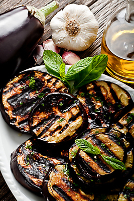 포토 JPG 해외이미지 접시 음식 채소 가지 마늘 요리 사람없음 초록색 식사 신선 그릴 굽기 민트 허브 준비 무침 성분 점심식사 채식주의자 해외202004 해외포토 식물 식기 컬러 주방용품 구이 채식 파일형식 이미지허브