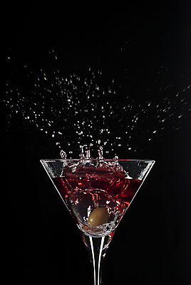 포토 JPG 해외이미지 사람없음 빨간색 칵테일 액체 액체표현 빠짐 레드마티니 마티니 스플래쉬 해외202004 해외포토 컬러 주류 순간포착 파일형식 이미지허브