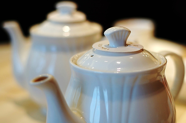 포토 JPG 해외이미지 그릇 접시 디자인 음료 음식 탁자 주전자 휴식 동양인 사람없음 장식 식당 중국 줄무늬 머그컵 흰색 뜨거움 도자기 원형 붓기 차 냄비 찻주전자 끓이기 단아함 백자 취급주의 해외202004 해외포토 도형 식기 아시아 컬러 가구 컨셉 무늬 모션 주방용품 경고 인종 컵 상점 솥 파일형식 이미지허브