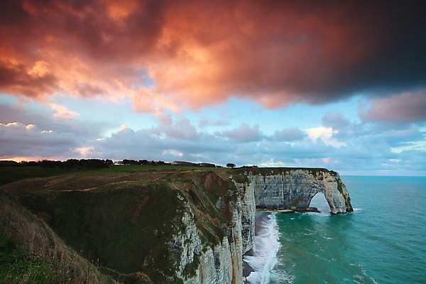 포토 JPG 해외이미지 구름 유럽 파도 바다 분홍색 하늘색 자연 하늘 아침 바람 휴가 산 풍경 사람없음 야외 물 파란색 일출 보라색 일몰 프랑스 바위 속도 대서양 노르망디 터키석 해외202004 해외포토 주간 자연요소 나라 컬러 날씨 노을 돌_바위 보석 생태계 파일형식 이미지허브