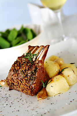 포토 JPG 해외이미지 접시 음식 감자 마늘 육류 사람없음 세로 와인 식사 저녁식사 흰색 굽기 머스터드 허브 향신료 후추 양고기 로즈메리 프랑스어 신발장 작살 해외202004 해외포토 식물 문자 식기 컬러 채소 식재료 주류 소스_음식 구이 향미료 파일형식 이미지허브