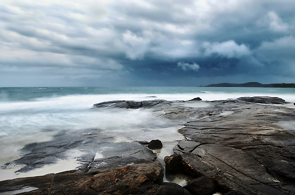 포토 JPG 해외이미지 구름 계절 파도 바다 여행 자연 하늘 날씨 휴가 휴식 풍경 사람없음 야외 물 평화 새벽 바위 만 서핑 장면 내추럴 해외202004 해외포토 자연요소 컨셉 돌_바위 수상스포츠 생태계 파일형식 이미지허브