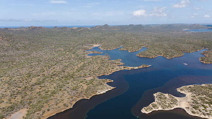 포토 JPG 해외이미지 모래 파도 바다 섬 여행 백그라운드 자연 하늘 휴가 안테나 풍경 사람없음 초록색 물 여름 파란색 맑음 만 정상 암초 석호 드론 이국적 터키석 파라다이스 해외202004 해외포토 자연요소 계절 컬러 통신 날씨 보석 생태계 파일형식 이미지허브