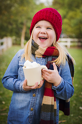 포토 JPG 해외이미지 백인 손 계절 공원 여자 얼굴 어린이 포즈 장갑 크리스마스 겨울 신체 휴가 건강 한명 사람 야외 컵 목도리 머그컵 추위 흰색 표현 뜨거움 달콤 12월 캡모자 해외202004 손모아장갑 해외포토 서양인 모자_잡화 1 식기 잡화 공공시설 기념일 컬러 신체부위 날짜 맛 파일형식 이미지허브