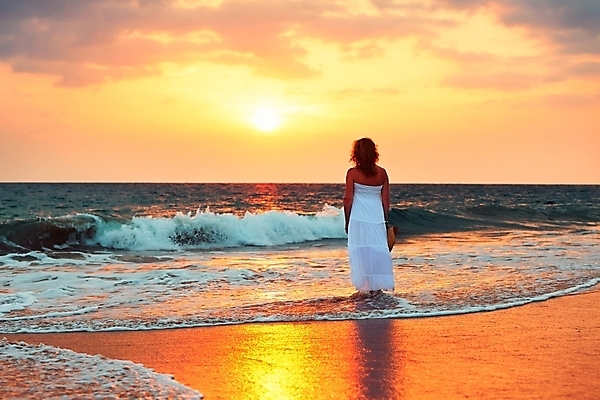 포토 JPG 해외이미지 응시 드레스 여자 파도 바다 여행 생각 자연 휴가 휴식 한명 사람 야외 물 관광지 태양 유행 일출 일몰 자유 흰색 관찰 우아함 고독 즐거움 명상 스리랑카 혼자 해외202004 해외포토 자연요소 1 시선 옷 감정 아시아 컬러 컨셉 모션 노을 생태계 파일형식 이미지허브