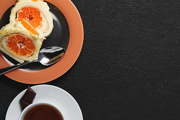 포토 JPG 해외이미지 단면 디저트 귤 실내 사람없음 하이앵글 롤케이크 카피스페이스 해외202004 해외포토 음식 뷰포인트 과일 내부 케이크 공백 파일형식 이미지허브