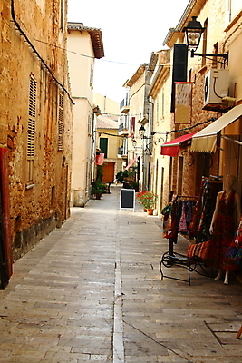 포토 JPG 해외이미지 옷 섬 휴가 거리 사람없음 여행객 상점 역사 스페인 지중해 타운 옛날 해외202004 해외포토 유럽 바다 사람 도시 파일형식 이미지허브