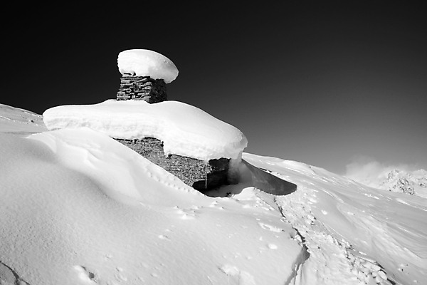포토 JPG 해외이미지 구름 라이프스타일 계절 겨울 하늘 산 흑백 풍경 사람없음 야외 가로 파란색 걷기 얼음 이탈리아 추위 자유 탐험 흰색 개울 고독 오두막 빙하 서리 산봉우리 해외202004 해외포토 자연요소 감정 유럽 컬러 컨셉 모션 촬영기법 생활 강 봉우리 파일형식 이미지허브