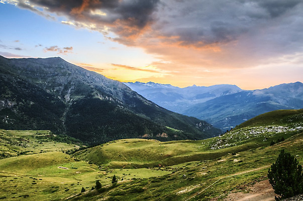포토 JPG 해외이미지 나무 구름 응시 유럽 오렌지 자연 하늘 산 그림자 풍경 사람없음 야외 빨간색 초록색 파란색 빛 컬러풀 환경 계곡 일몰 흰색 스페인 땅 언덕 내추럴 연소 넘어짐 해외202004 해외포토 자연요소 식물 시선 나라 컬러 과일 모션 노을 생태계 파일형식 이미지허브