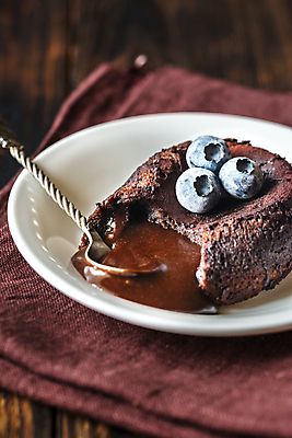 포토 JPG 해외이미지 접시 디저트 실내 사람없음 초콜릿 숟가락 달콤 블루베리 나무배경 해외202004 퐁당오쇼콜라 해외포토 식기 음식 백그라운드 과일 수저 내부 맛 파일형식 이미지허브