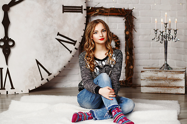 포토 JPG 해외이미지 모델 옷 여자 행복 얼굴 크리스마스 비즈니스 팔찌 새해 한명 사람 장식 빛 금발 크리스마스트리 파티 유행 검은색 카펫 청바지 축하 우아함 저녁 수집 날씬함 스마트 입술 스타일링 스타일 해외202004 해외포토 1 헤어스타일 기념일 감정 컬러 컨셉 장신구 바지 이벤트 신체부위 야간 몸매 파일형식 이미지허브