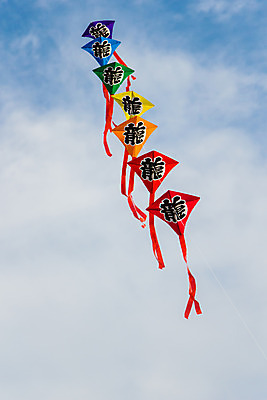 포토 JPG 해외이미지 구름 행복 어린이 줄 오렌지 놀이 하늘 바람 휴가 취미 사람없음 야외 빨간색 초록색 여름 파란색 컬러풀 노란색 보라색 기쁨 자유 연 오브젝트 글라이더 해외202004 해외포토 자연요소 계절 감정 컬러 컨셉 과일 날씨 사람 놀이용품 파일형식 이미지허브