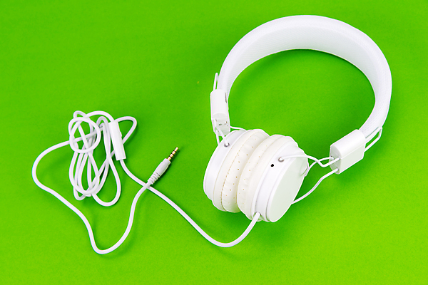 포토 JPG 해외이미지 음악 이어폰 사람없음 초록색 전자제품 세트 머리 헤드폰 소리 듣기 장비 흰색 볼륨 귀 오디오 청각 스테레오 목소리 고립 뮤지컬 해외202004 해외포토 컬러 음향기기 모션 문화예술 신체부위 파일형식 이미지허브